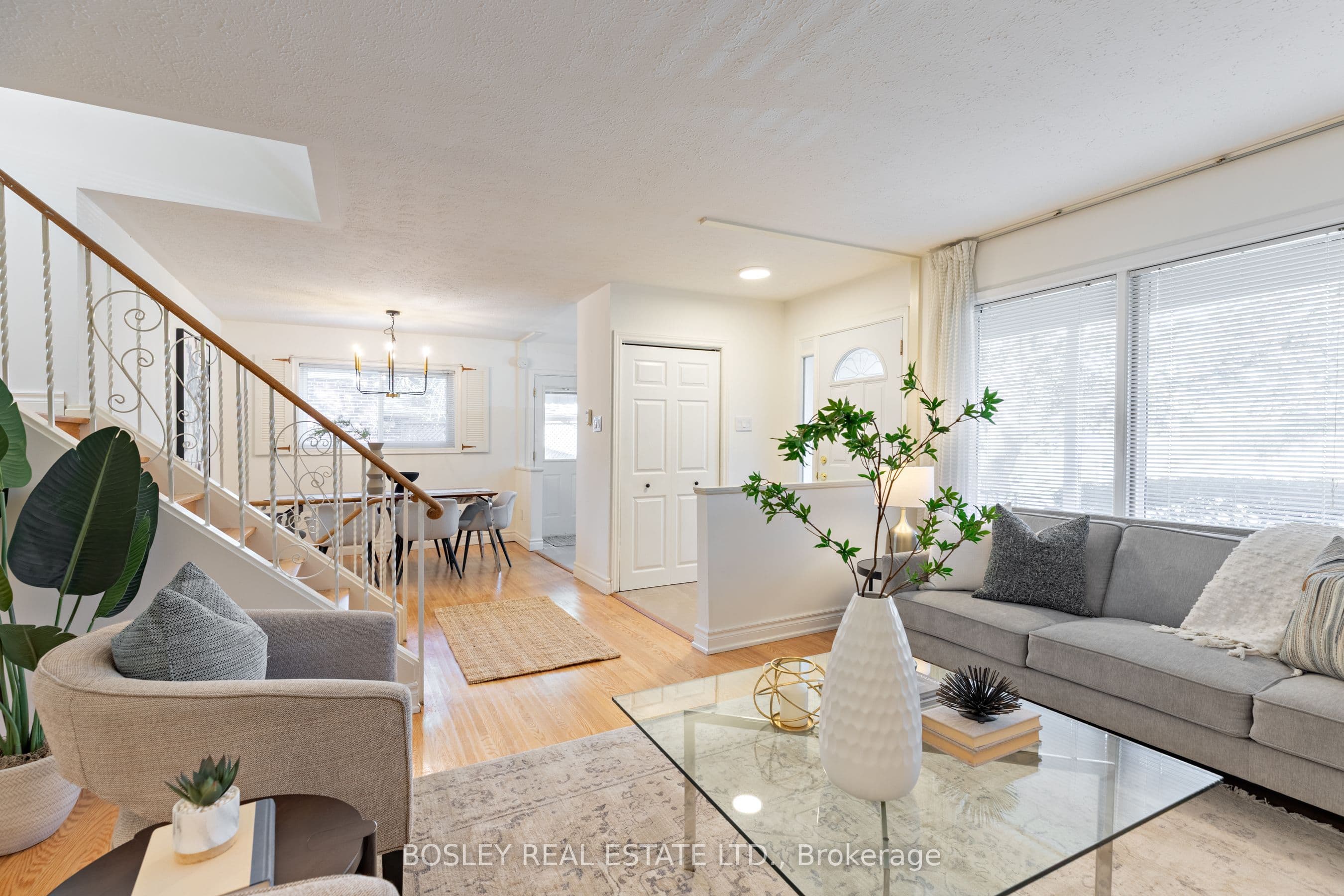 33 Roanoke Road, Toronto, ON M3A 1G1