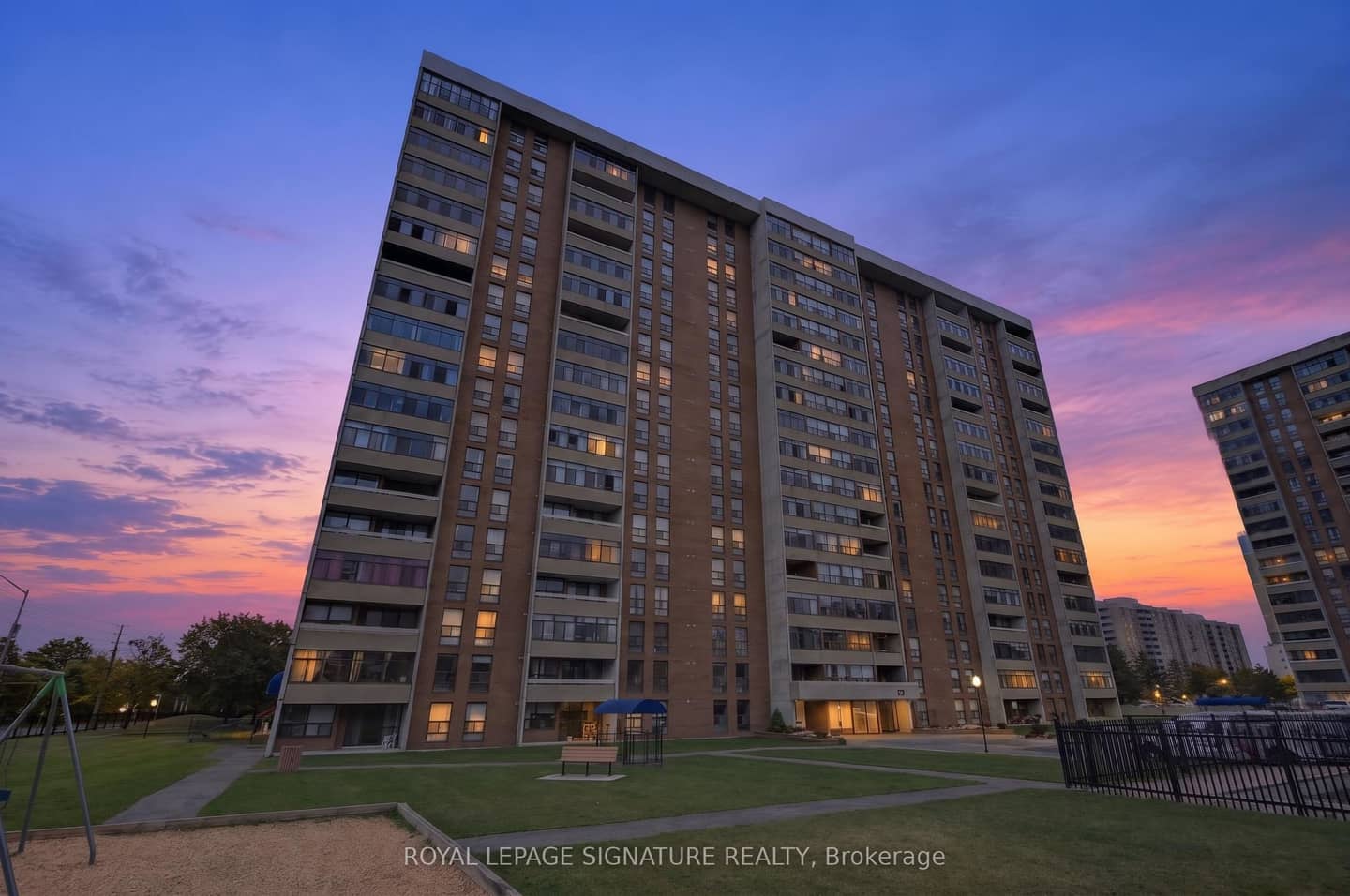 25 Kensington Road 1908, Brampton, ON L6T 3W8