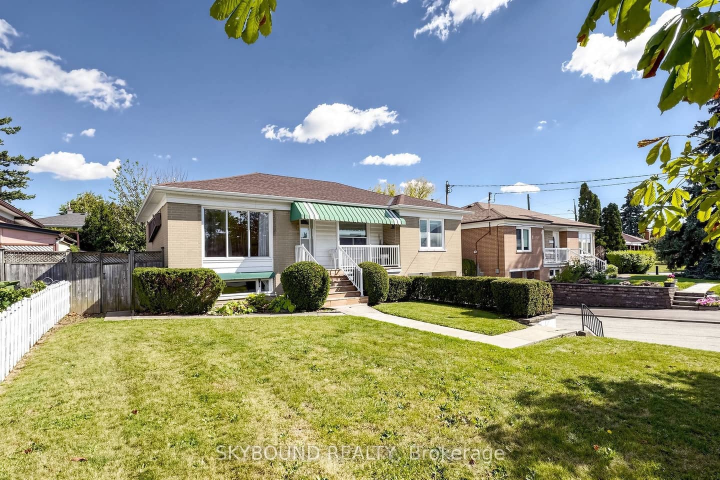 13 Liscombe Road, Toronto, ON M6L 2Z9