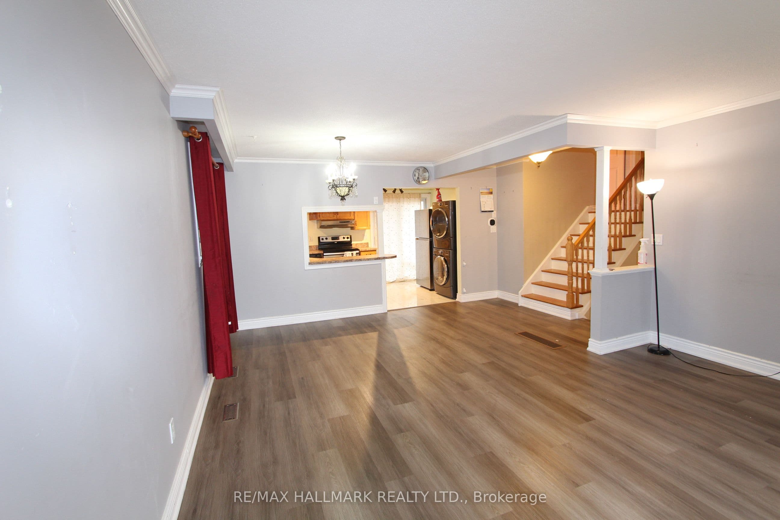 8 Meadowland Avenue Upper Unit, Barrie, ON L4N 2Y4