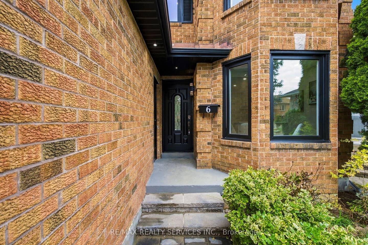 6 Scarbell Drive, Toronto, ON M1C 3Z6