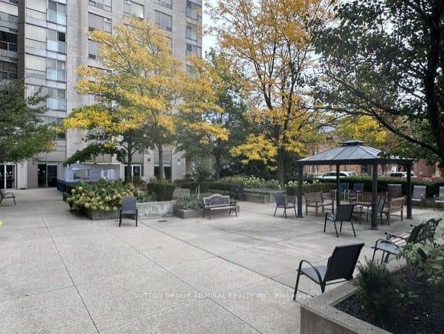 2 Neptune Drive 809, Toronto, ON M6A 3E6