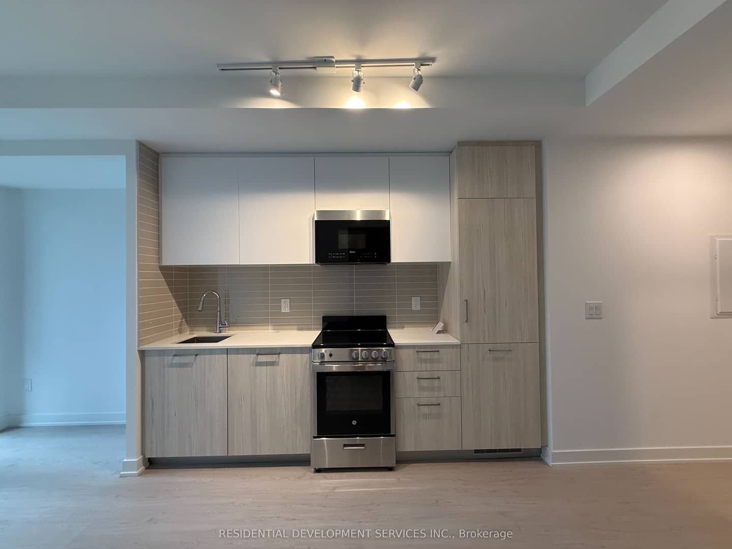 65 Mutual Street 405, Toronto, ON M5B 0E5