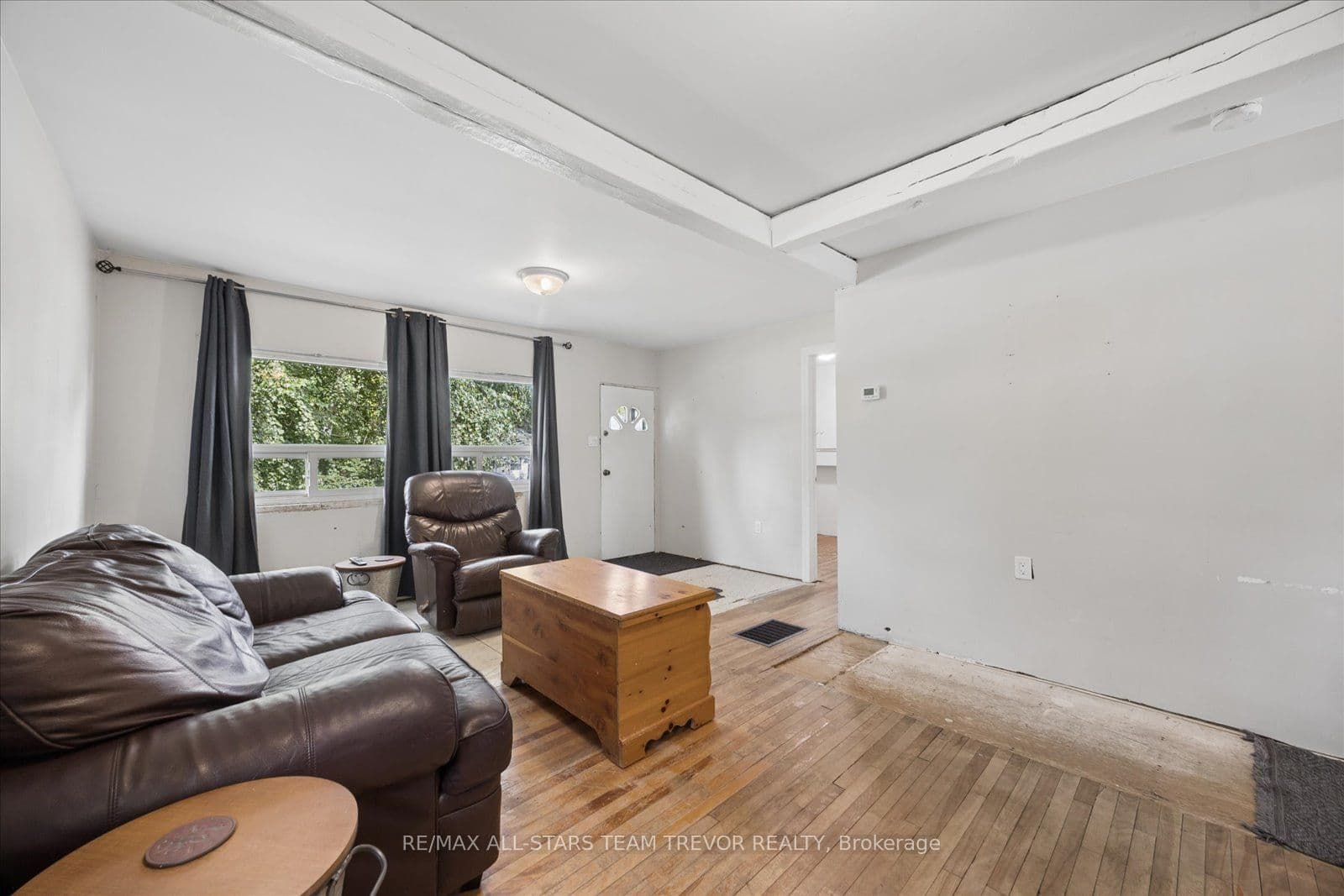 215 Elm Avenue, Georgina, ON L4P 2V2