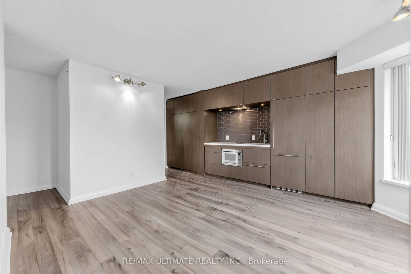 155 Yorkville Avenue 1607, Toronto, ON M5R 0B4