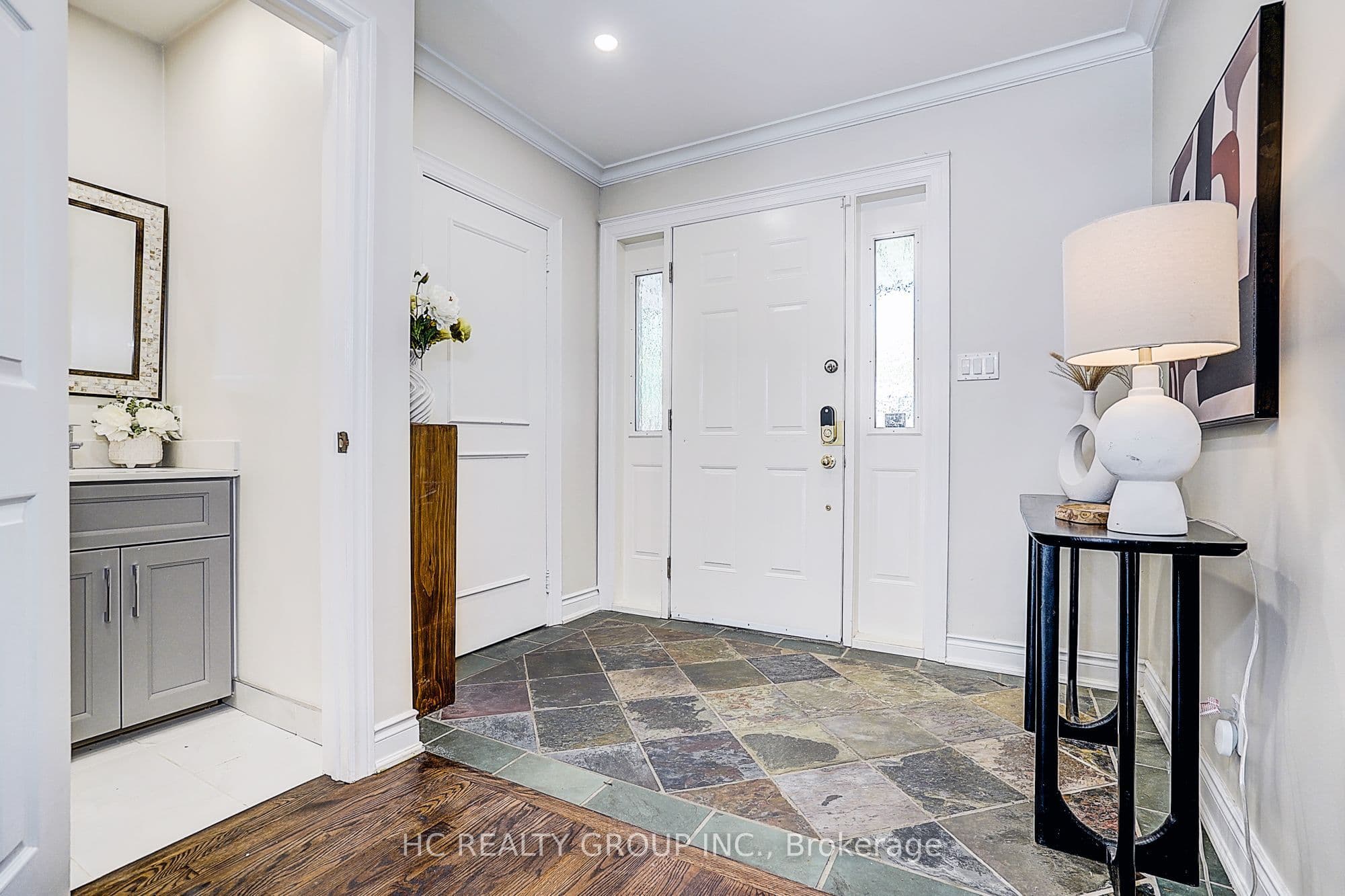19 Lower Links Road, Toronto, ON M2P 1H5