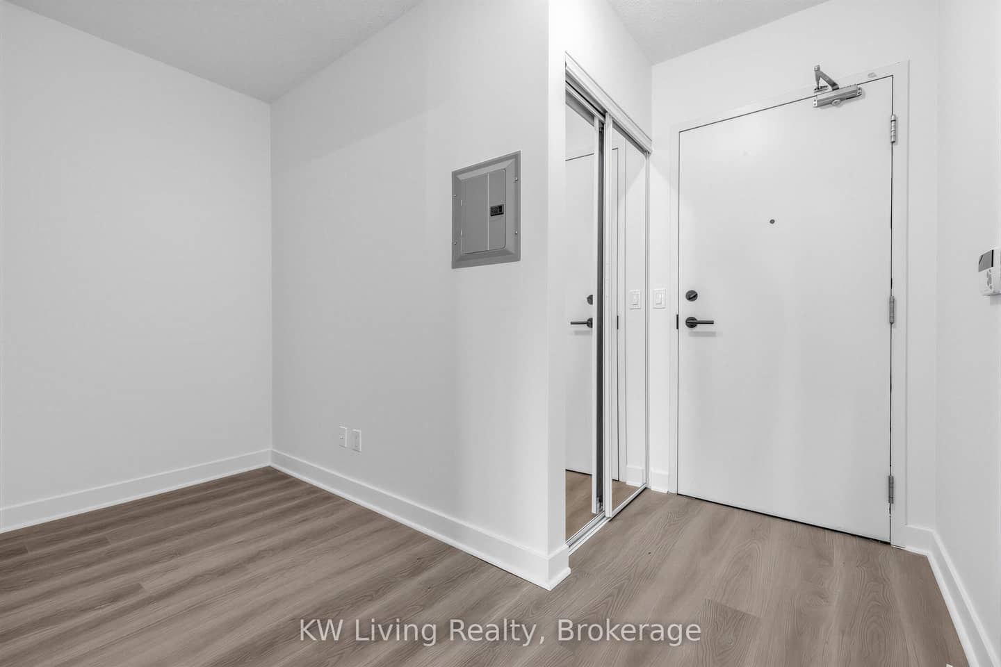 120 Dallimore Circle 819, Toronto, ON M3C 4J1