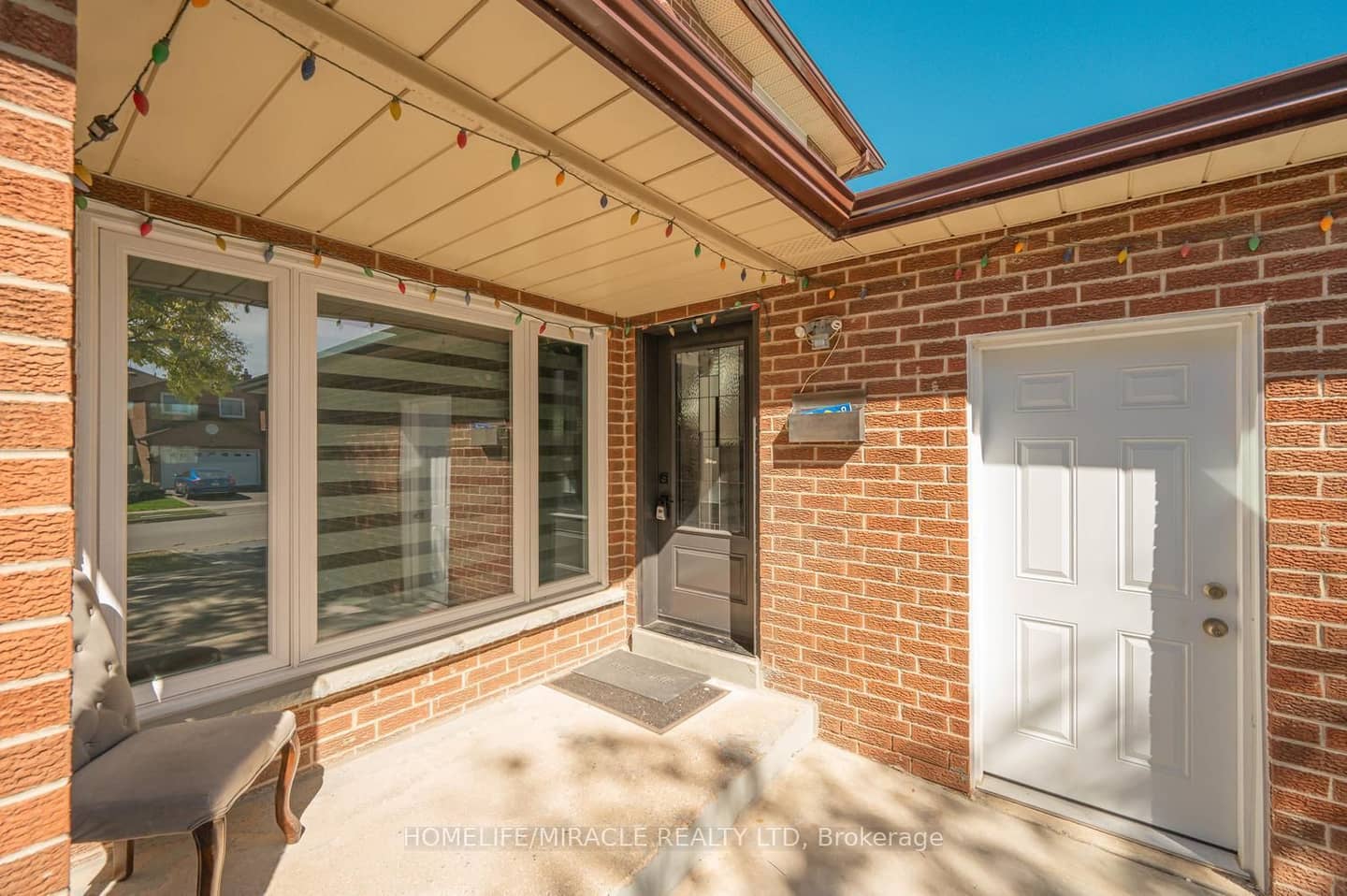 8 Loire Court, Toronto, ON M9V 4Z7