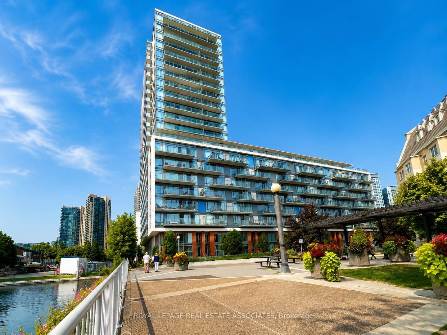 90 Stadium Road 1002, Toronto, ON M5V 3W5