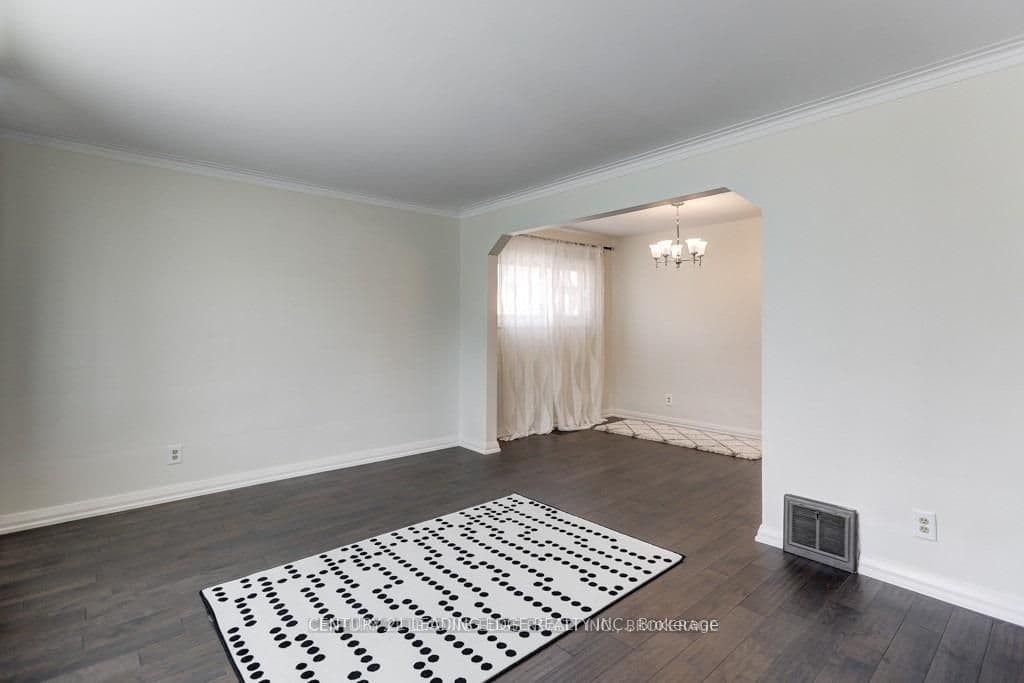 27 Ionview Drive Main, Toronto, ON M1K 2Z3