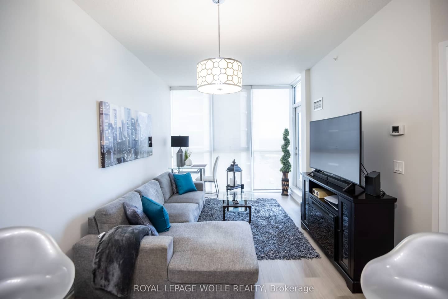 75 Eglinton Avenue W 1601, Mississauga, ON L5R 0E5