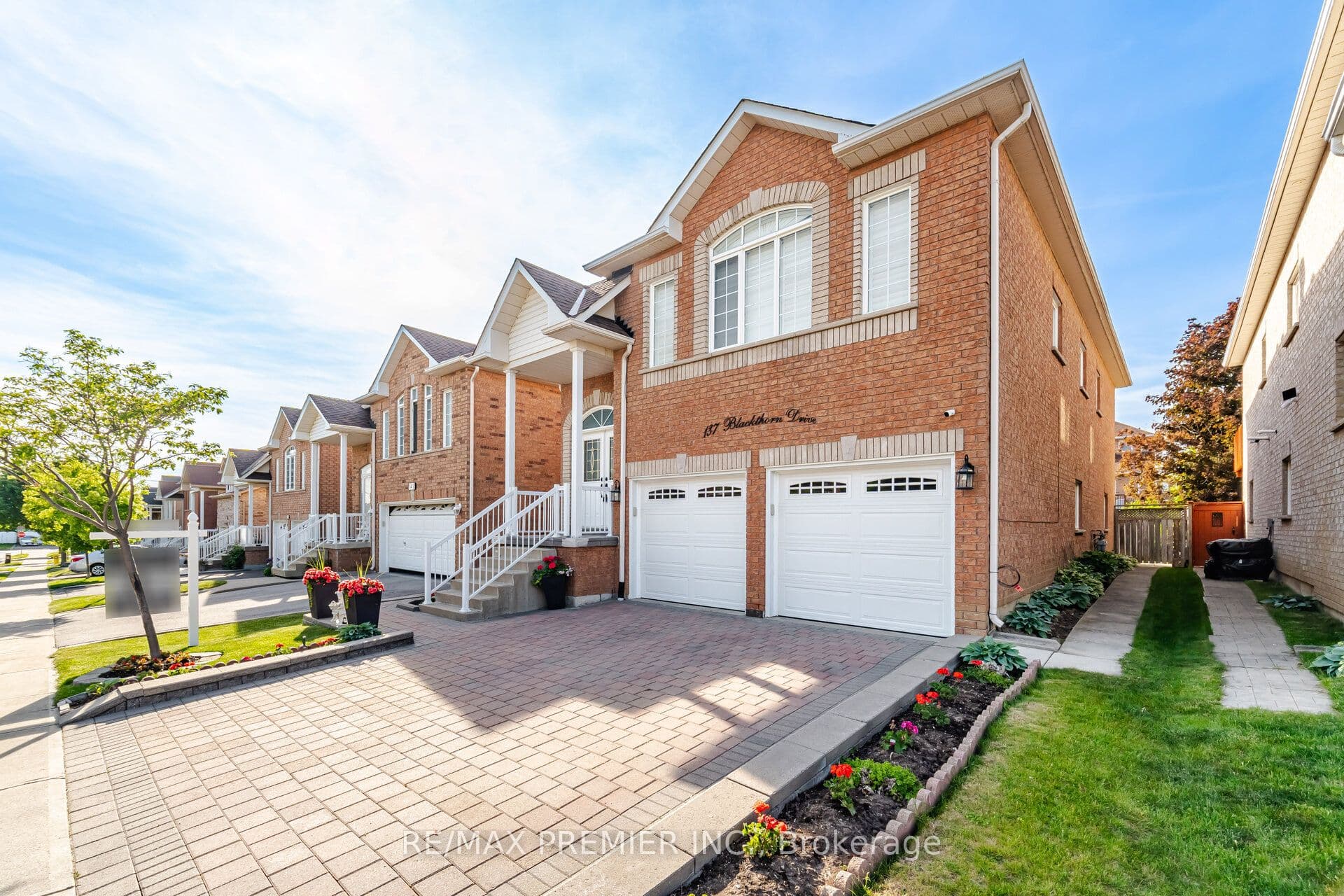 137 Blackthorn Drive, Vaughan, ON L6A 3N2