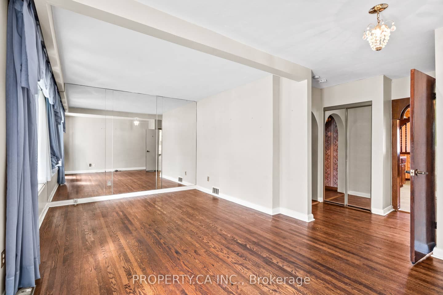 16 Warren Crescent, Toronto, ON M6S 4S2