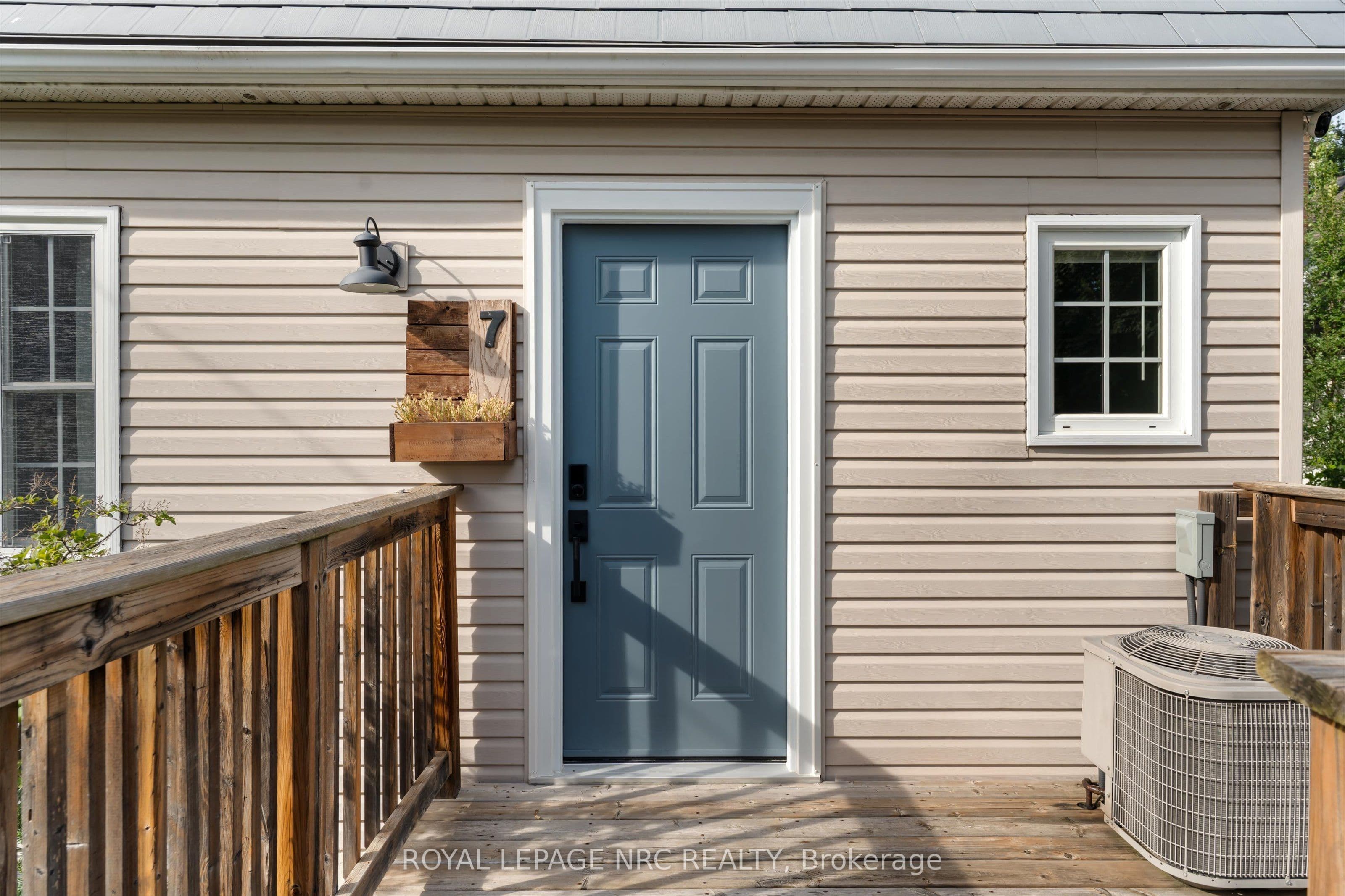 7 Vivian Avenue, St. Catharines, ON L2M 5X8