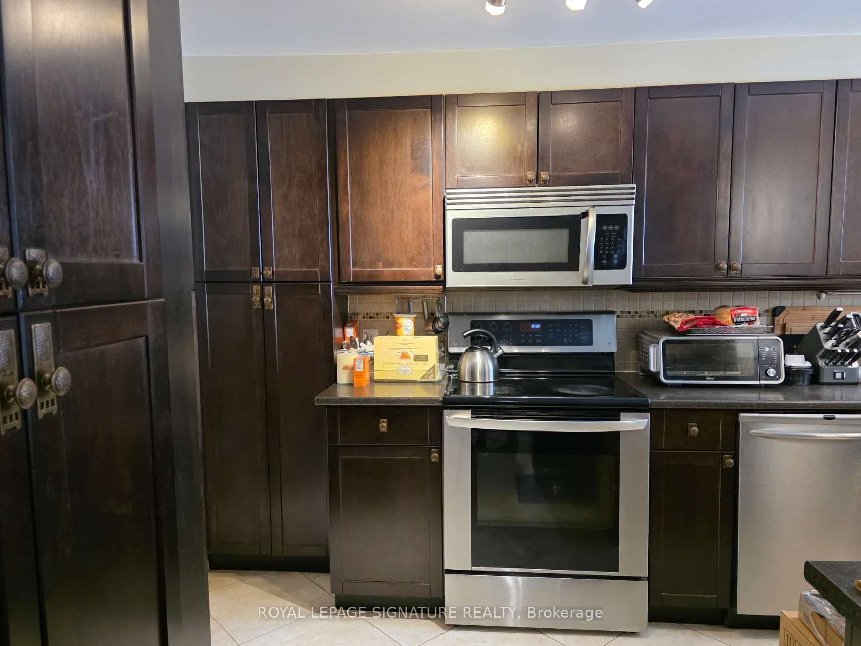 15 Twenty-Ninth Street, Toronto, ON M8W 3A9