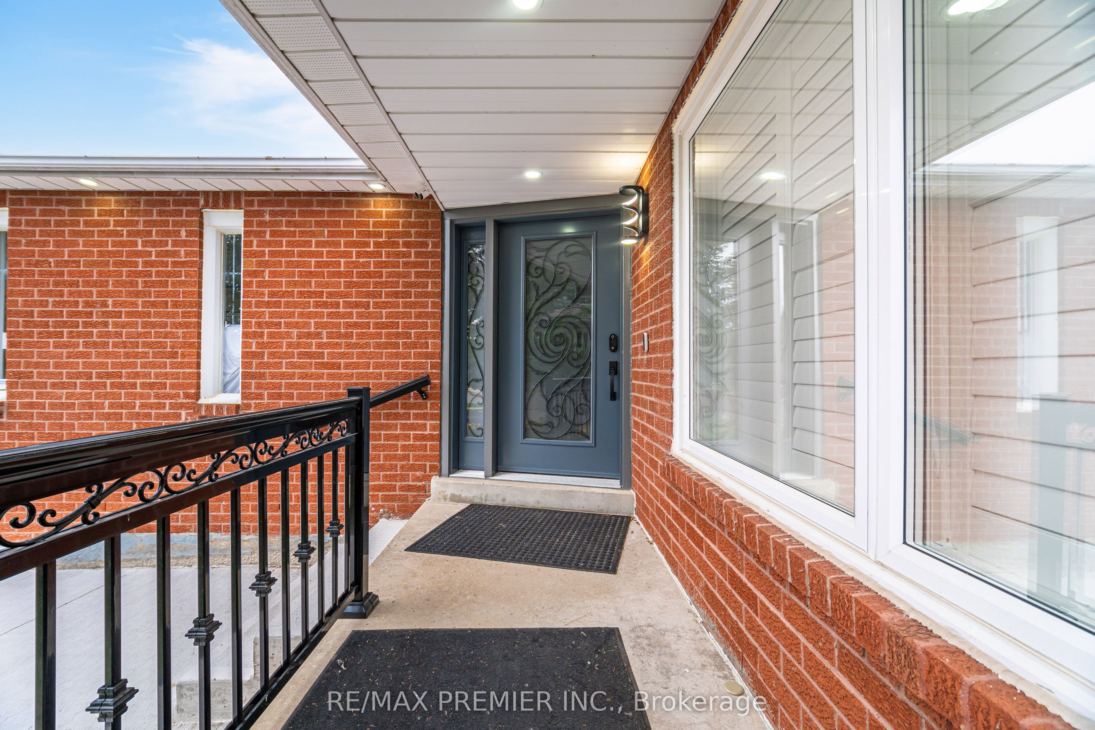 495 Fairview Road W, Mississauga, ON L5B 3W7
