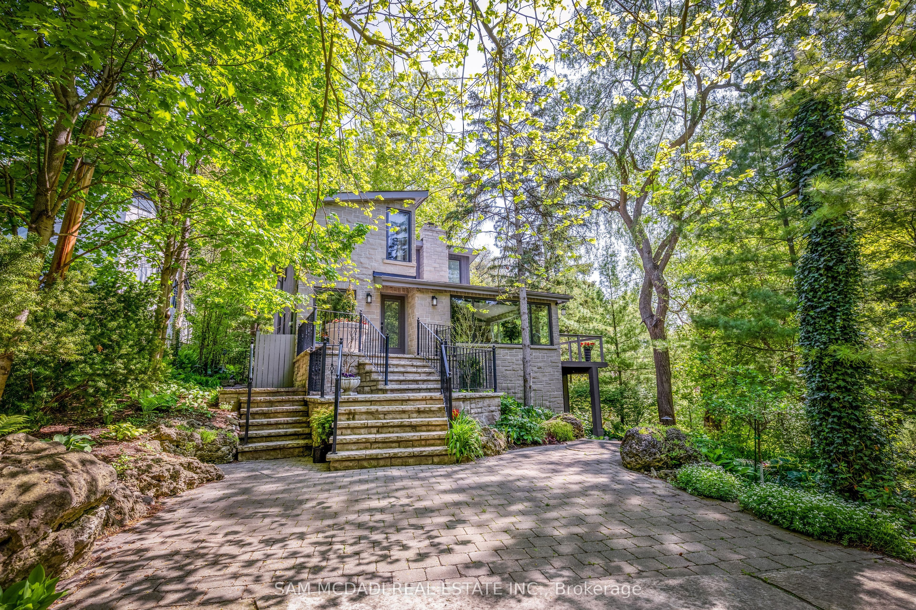 1273 Queen Victoria Avenue, Mississauga, ON L5H 3H2