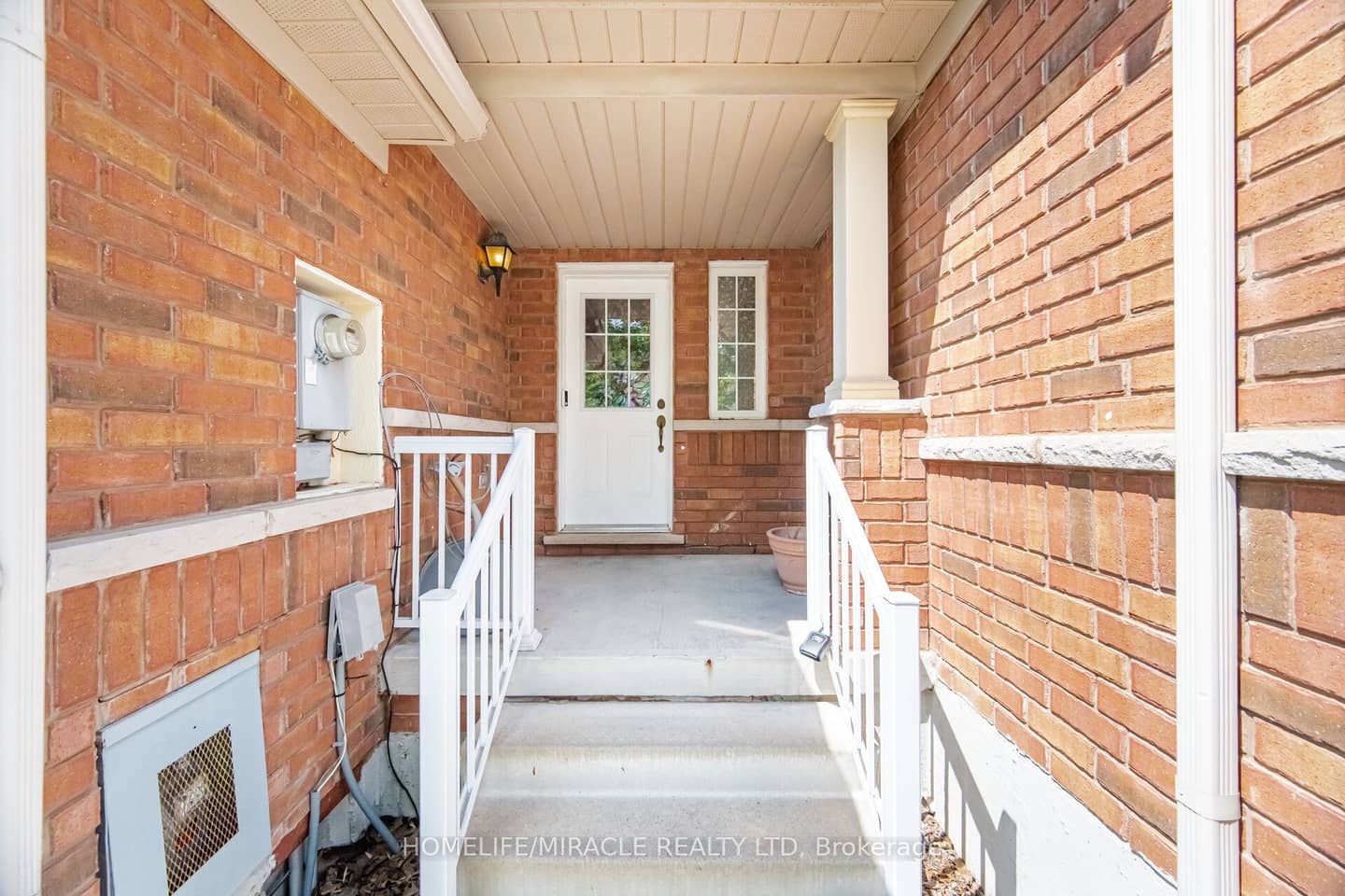6 Barkdale Way, Whitby, ON L1N 0E9
