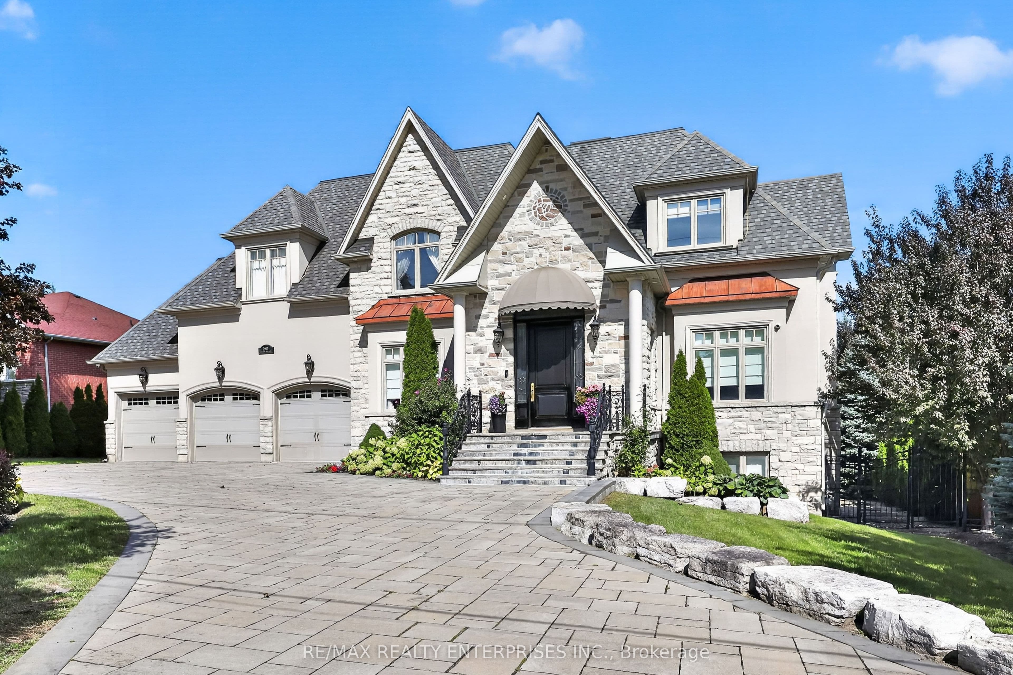2513 Sharon Crescent, Mississauga, ON L5C 1Y9