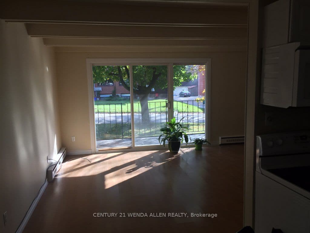 558 Lansdowne Drive, Oshawa, ON L1G 1W3