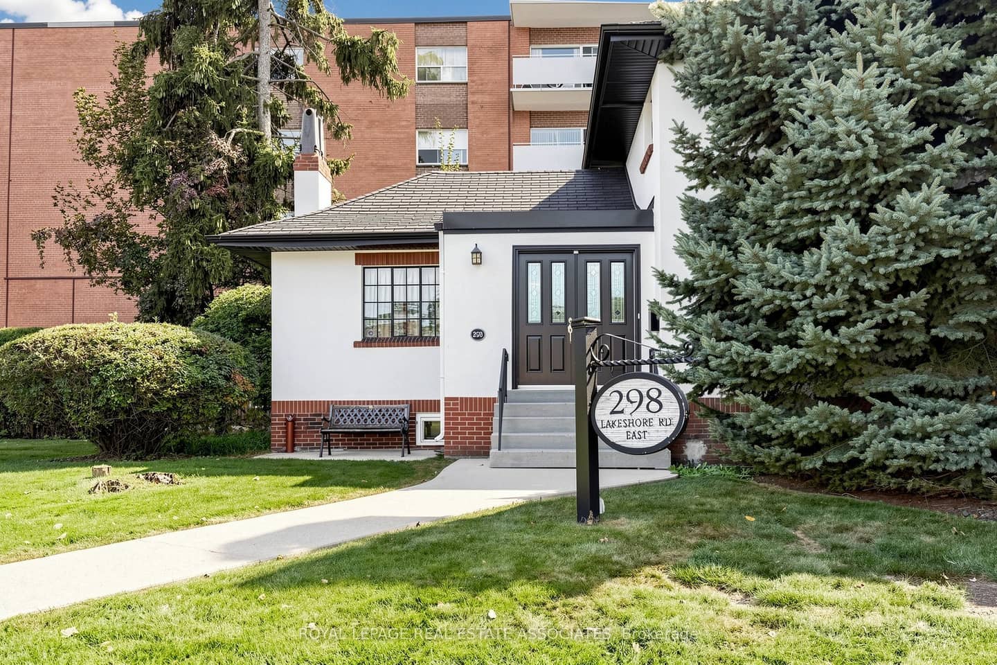 298 Lakeshore Road E, Mississauga, ON L5G 1H2