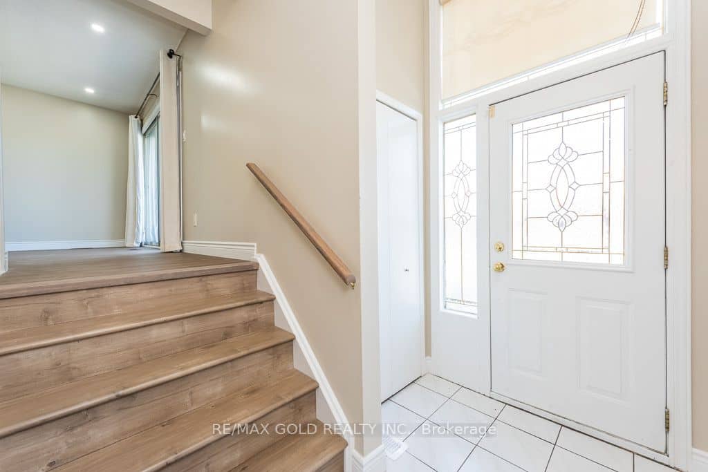 7283 Sigsbee Drive, Mississauga, ON L4T 3L6