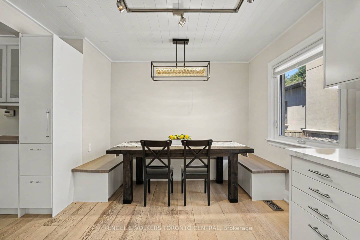 28 Inverleigh Drive, Toronto, ON M8Y 3E3