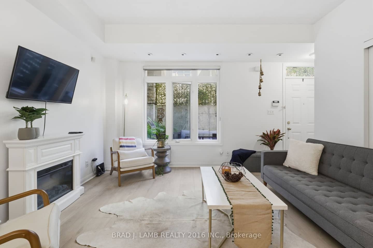 80 Carr Street 29, Toronto, ON M5T 1B7