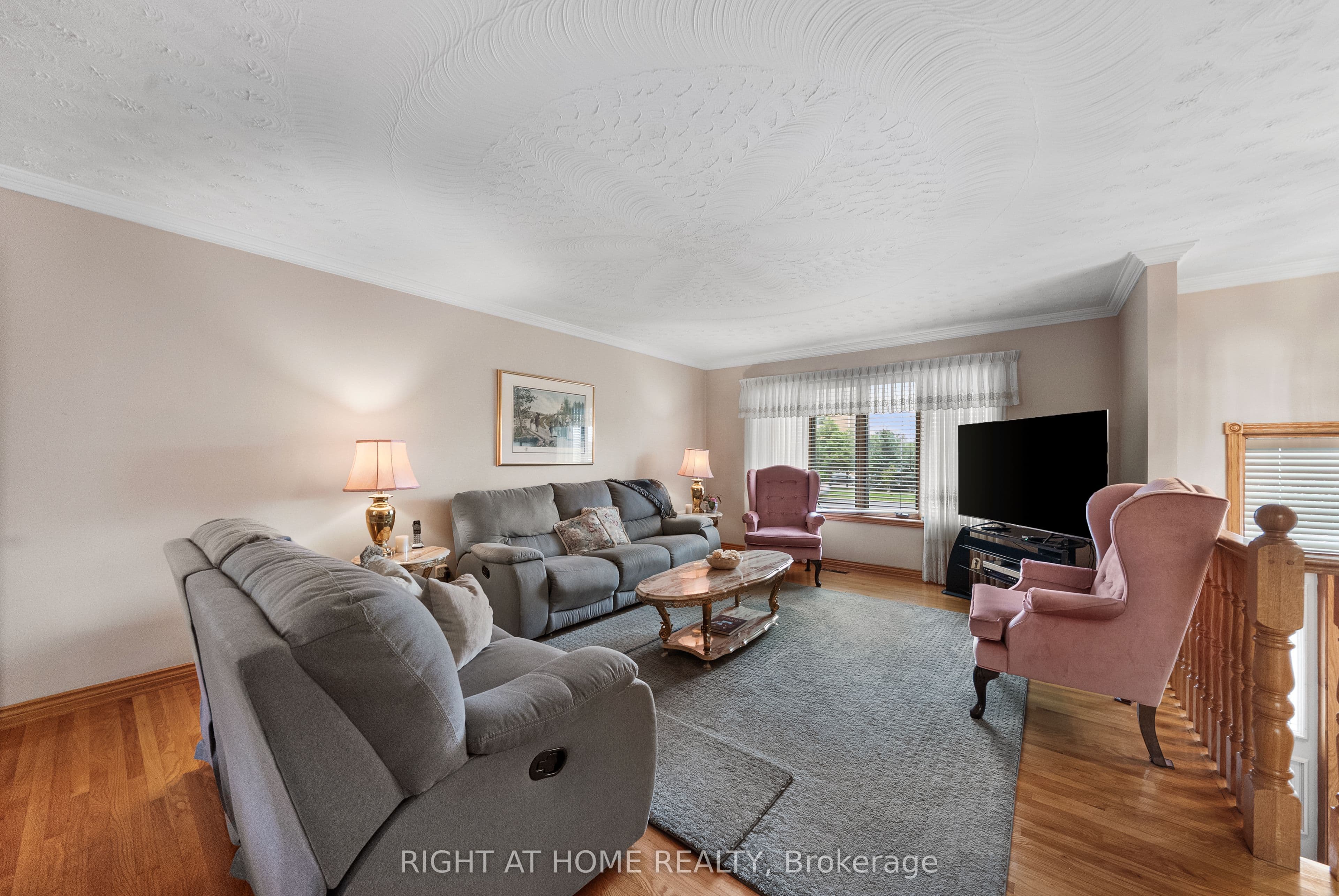 592 Taunton Road W, Oshawa, ON L1H 7K4