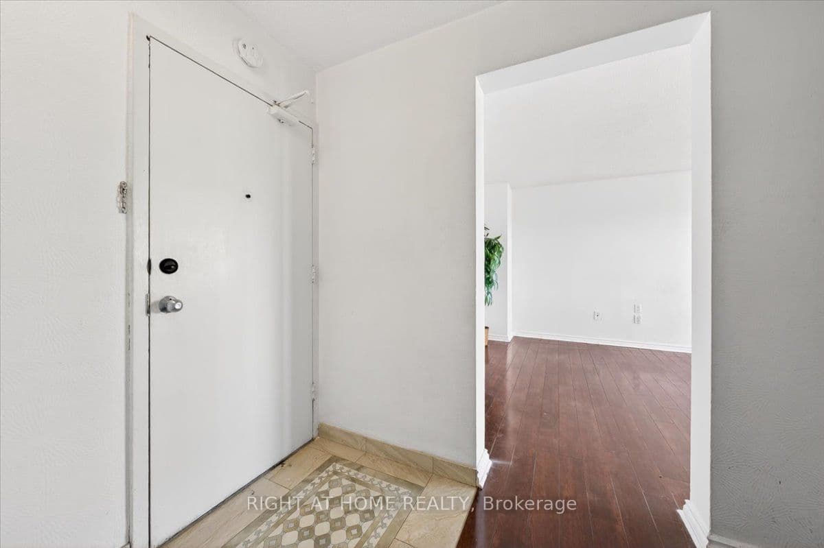 100 Leeward Glenway 708, Toronto, ON M3C 2Z1