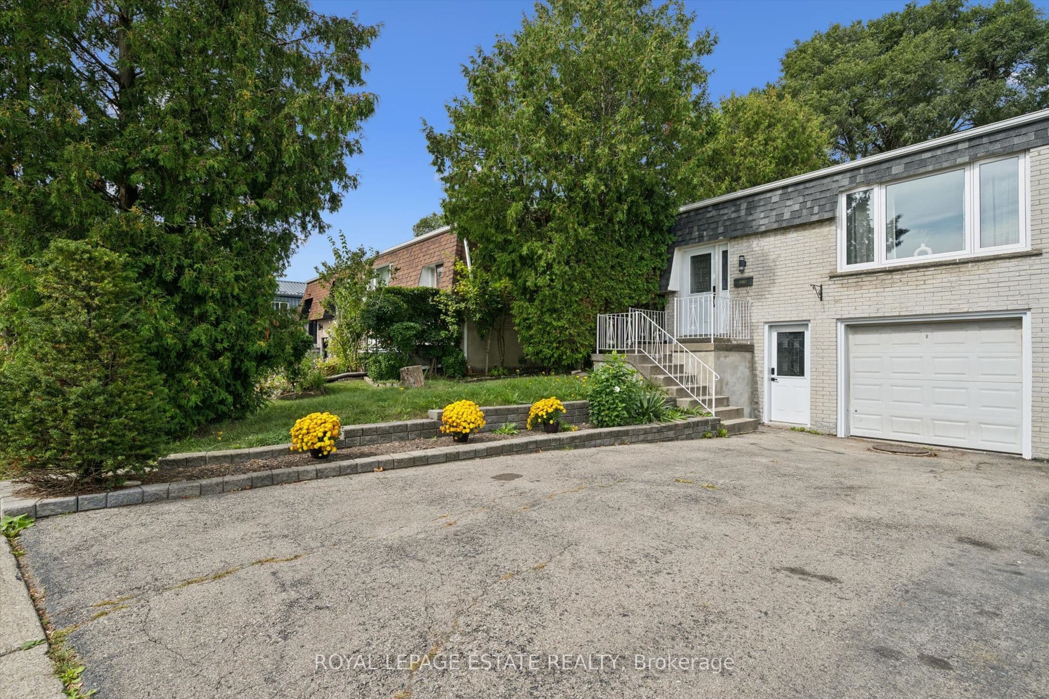 3325 Strabane Drive, Mississauga, ON L5C 1W9