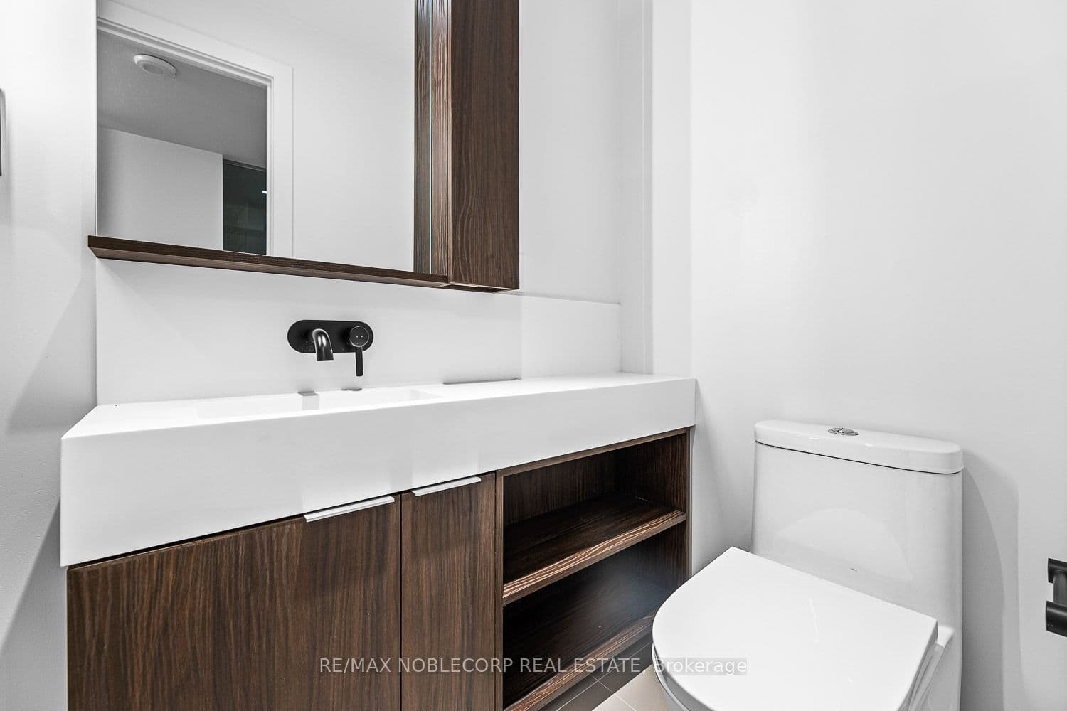 117 Broadway Avenue 817, Toronto, ON M4P 1V3