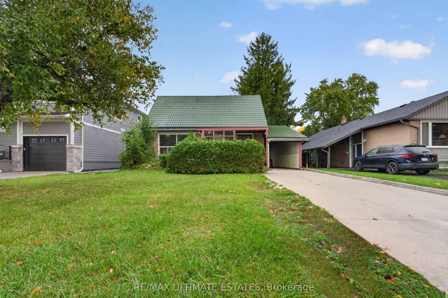 32 Broadleaf Road, Toronto, ON M3B 1C2