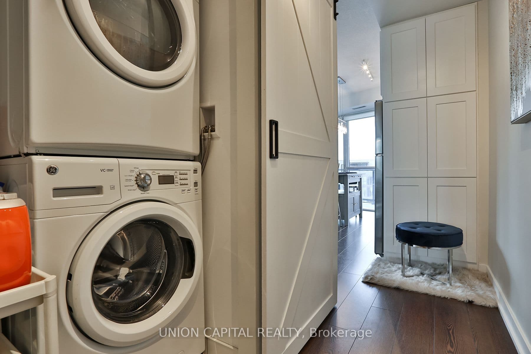 20 Bruyeres Mews 1103, Toronto, ON M5V 0G8