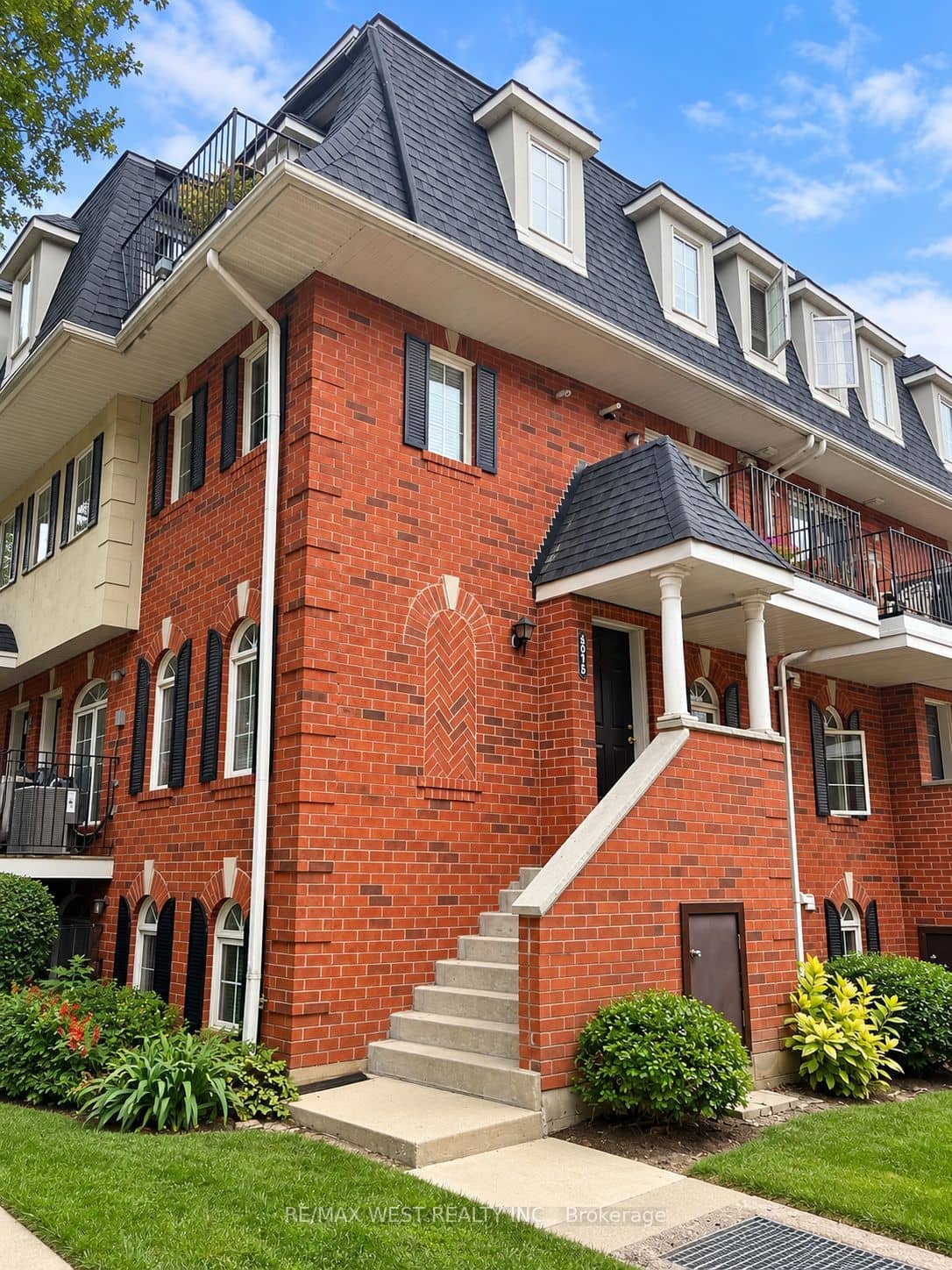 64 Sidney Belsey Crescent 301, Toronto, ON M6M 5J4