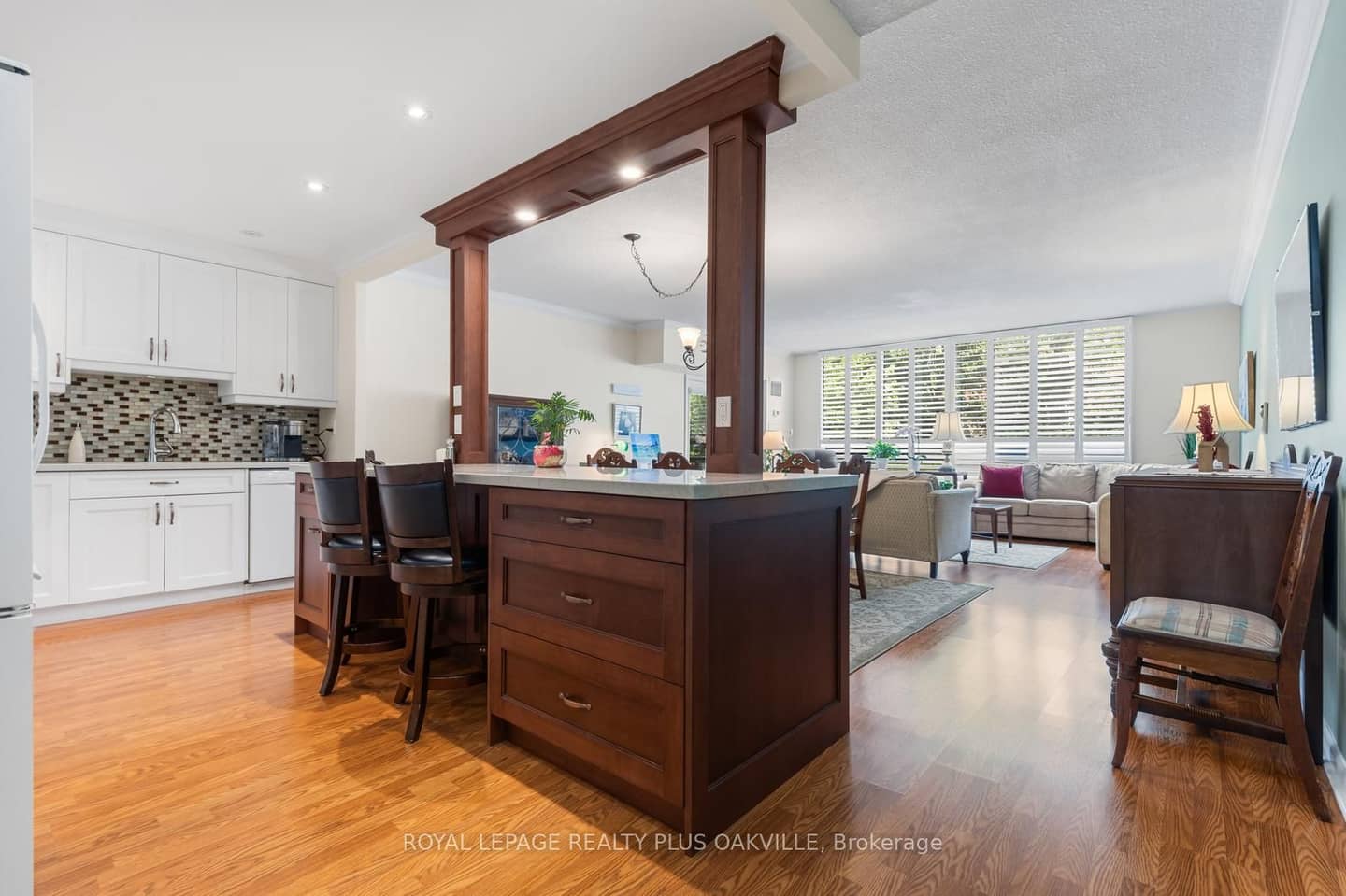 2175 Marine Drive 102, Oakville, ON L6L 5L5