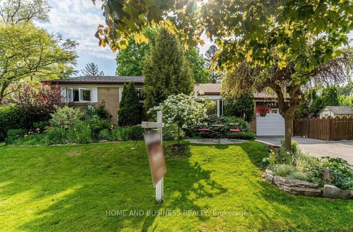 3668 The Credit Woodlands Road, Mississauga, ON L5C 2K9