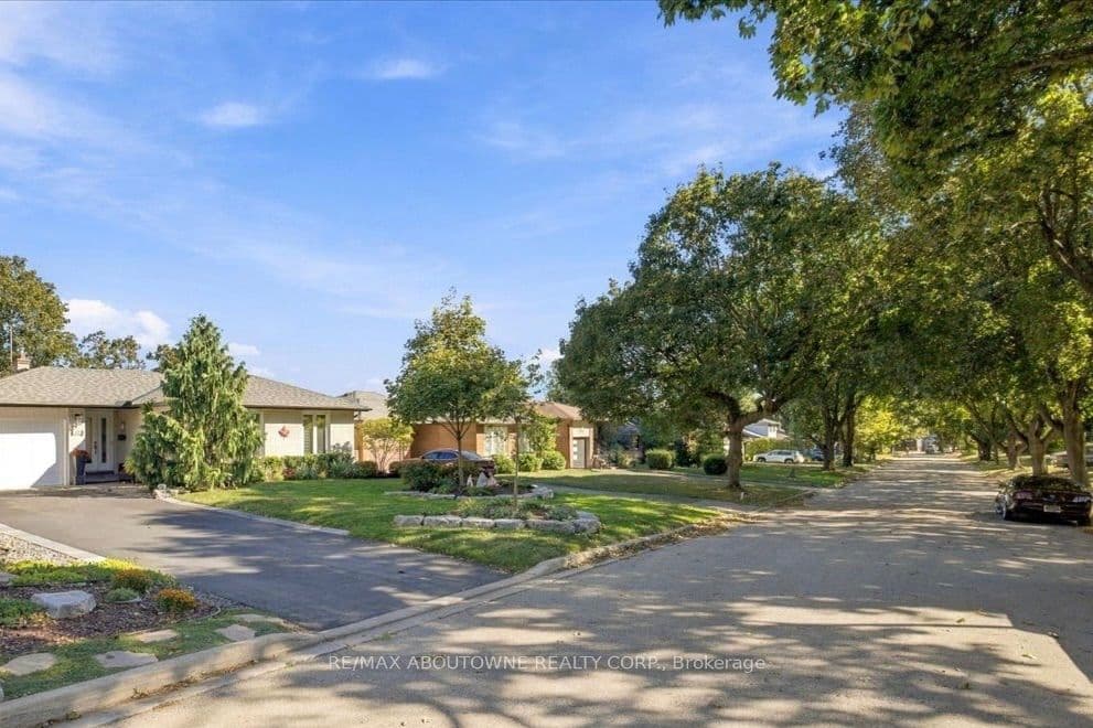 2408 Hereford Crescent, Burlington, ON L7P 1X3