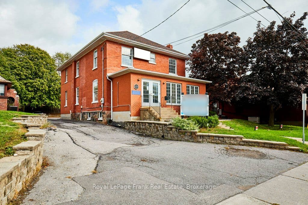 215 Simcoe Street N, Oshawa, ON L1G 4T1