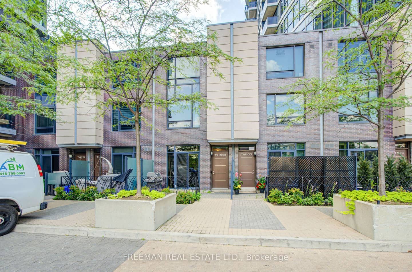 5 Valhalla Inn Road TH108, Toronto, ON M9B 0B1