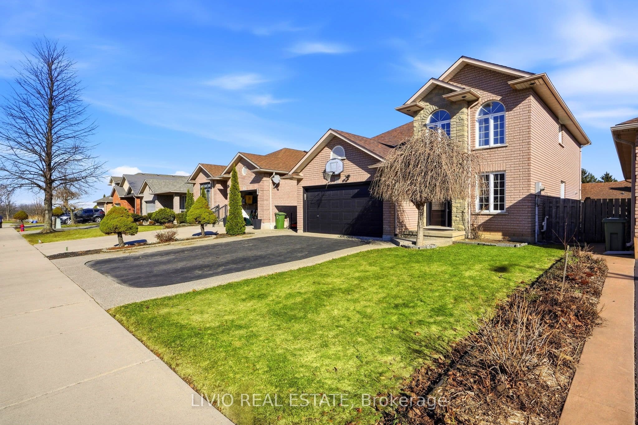 19 KONSTANTINE Court, Hamilton, ON L9B 2T3