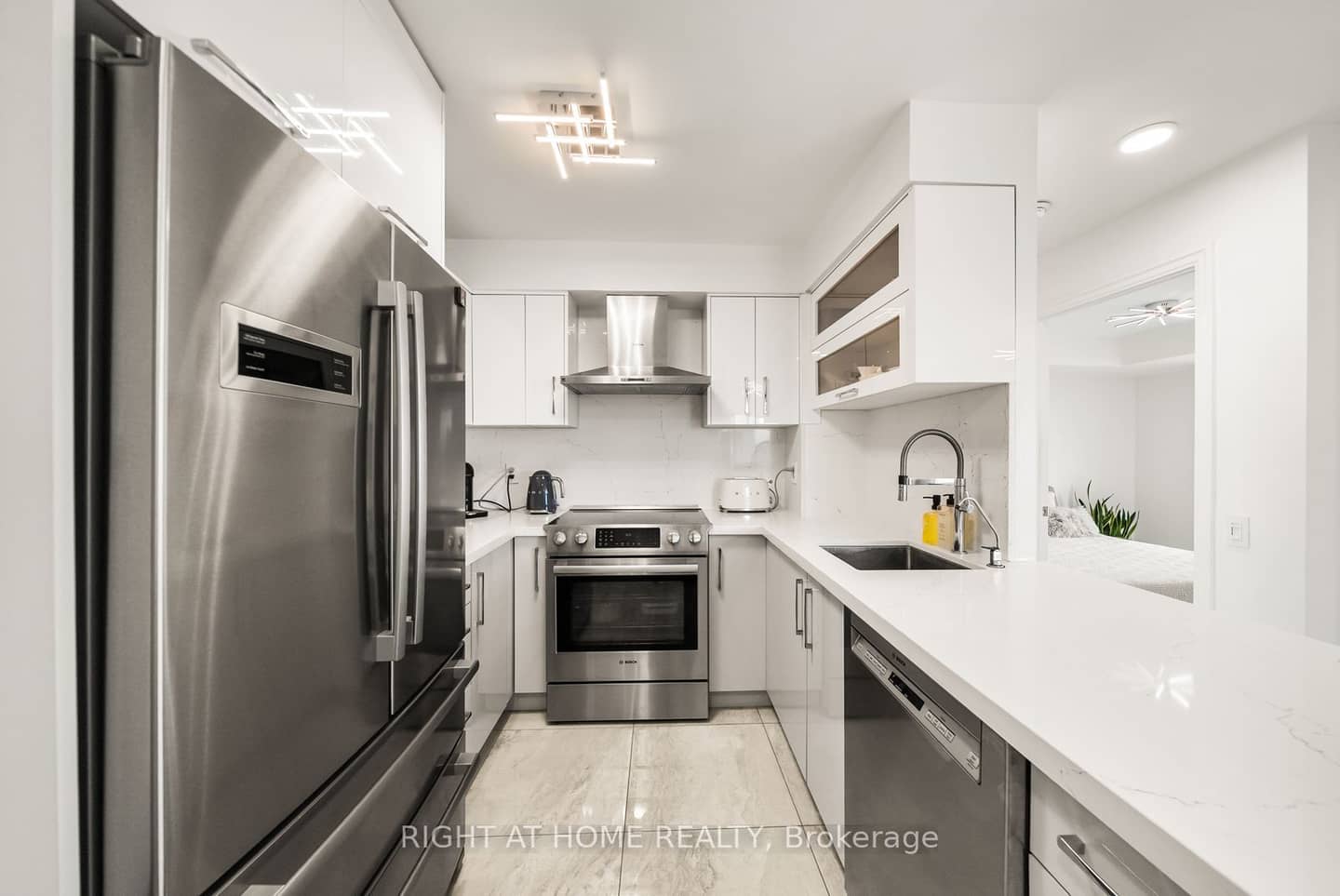 21 Hillcrest Avenue 901, Toronto, ON M2N 7K2