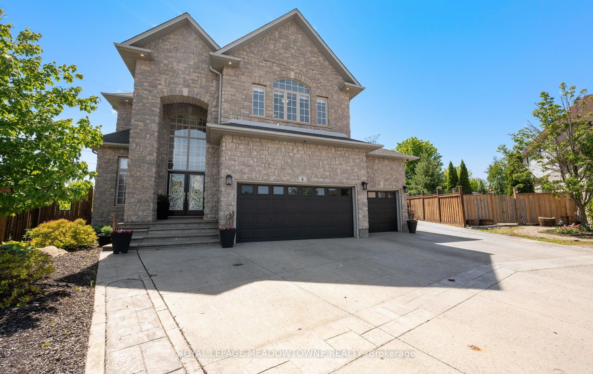 4 Playfair Court, Hamilton, ON L9K 1R6