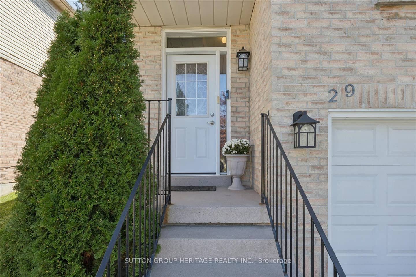 29 Alexis Way 14, Whitby, ON L1R 2N9
