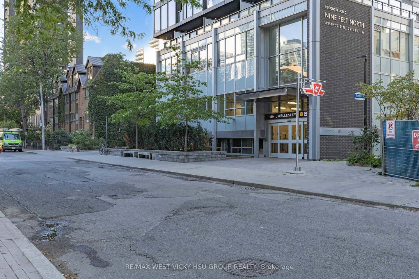 17 Dundonald Street 305, Toronto, ON M4Y 0E4