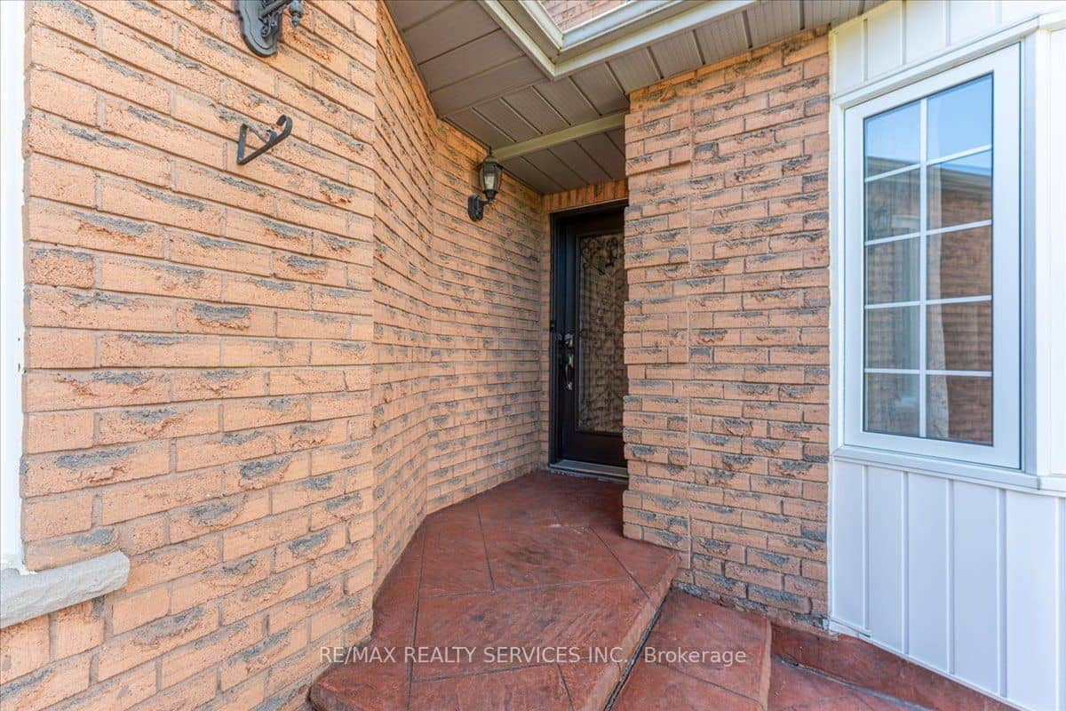 7 Duggan Drive, Brampton, ON L6Y 4K8