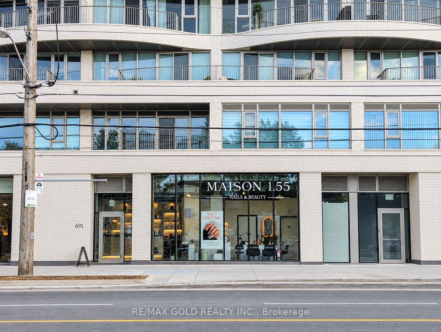 691 The Queensway, Toronto, ON M8Y 3A6