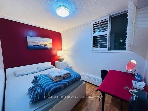 50 Lotherton Pathway 815, Toronto, ON M6B 2G8