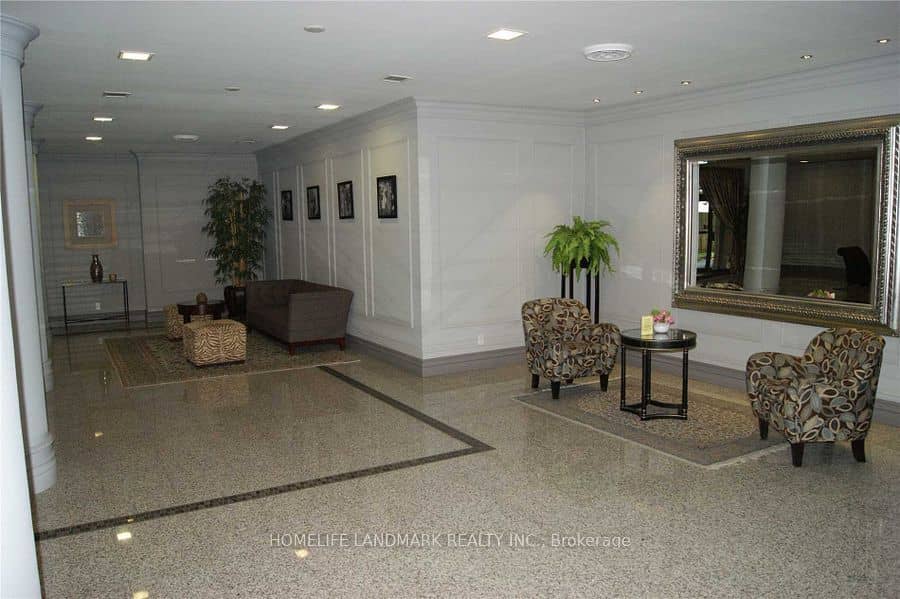 7 Bishop Avenue 2213, Toronto, ON M2M 4J4