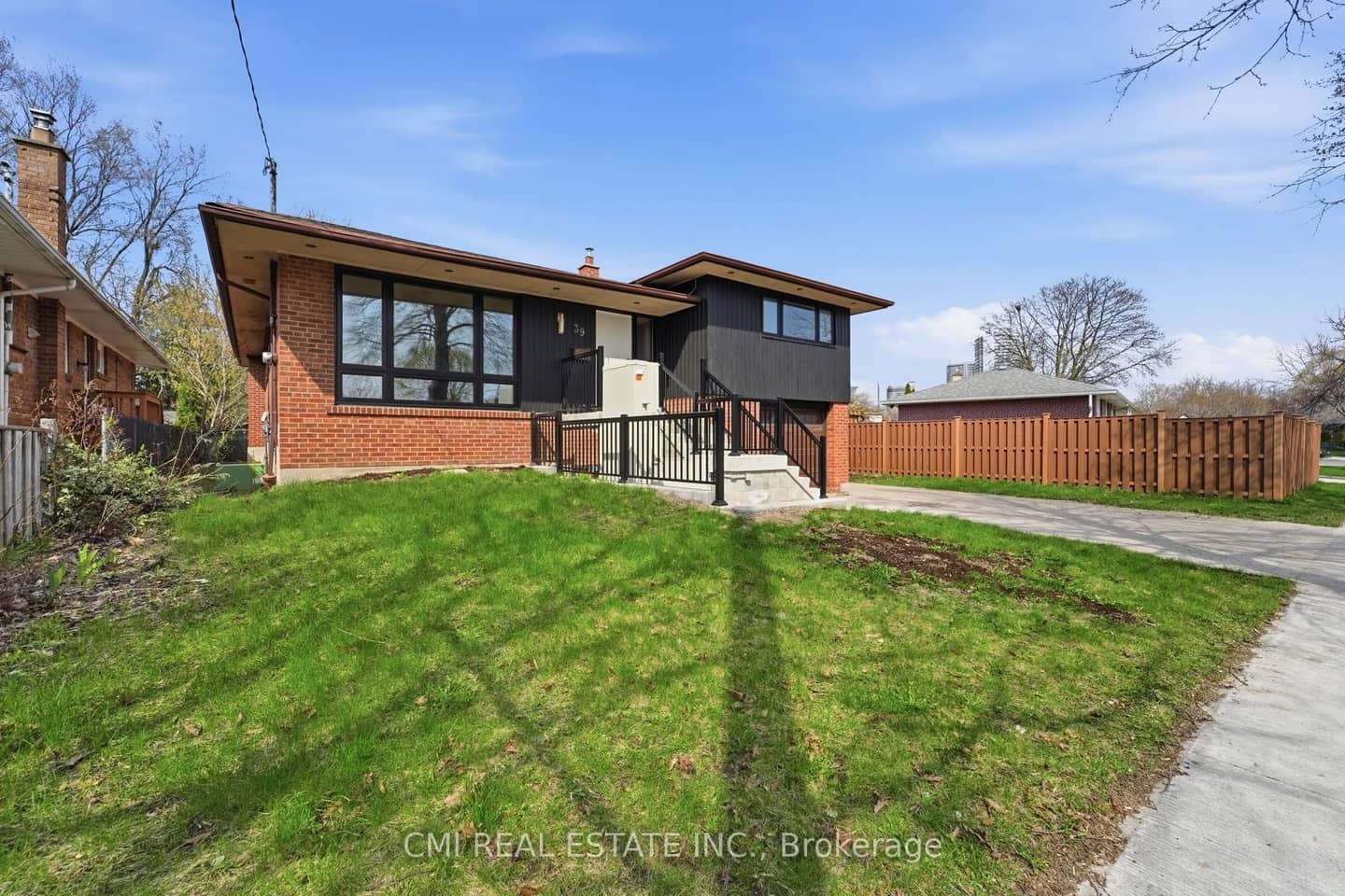 39 Earlton Road, Toronto, ON M1T 2R4